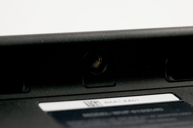 An der Unterseite des Wii-U-Gamepads findet sich ein Gewinde. Vermutlich für Accessoires wie Ständer oder um das Gamepad als Lenkrad zu nutzen.